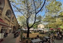 Fidan Han avlusunda çay içen ziyaretçiler – Osmanlı mimarisinin izleriyle dolu tarihi yapı